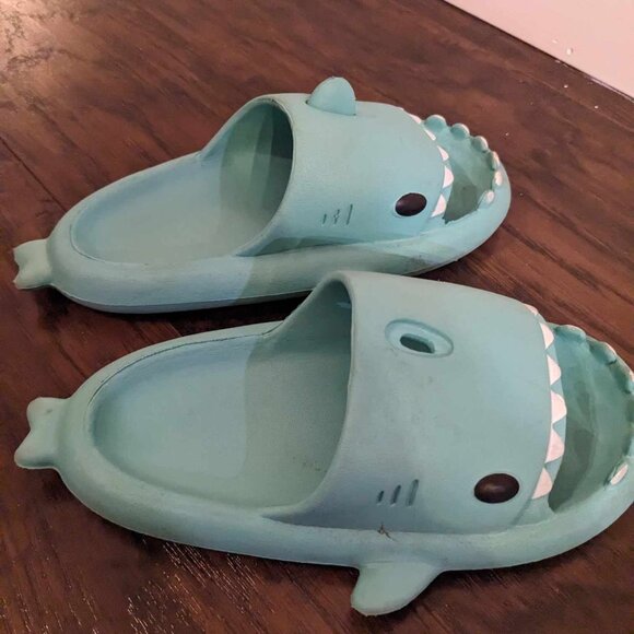 *10/$10* Kid's Shark Slide Sandal - Toddler Size 12 - Picture 1 of 2